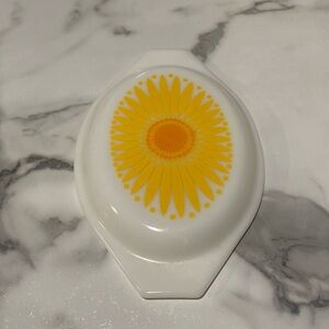 Vintage Pyrex Daisy Sunflower Yellow Casserole Dish lid 943